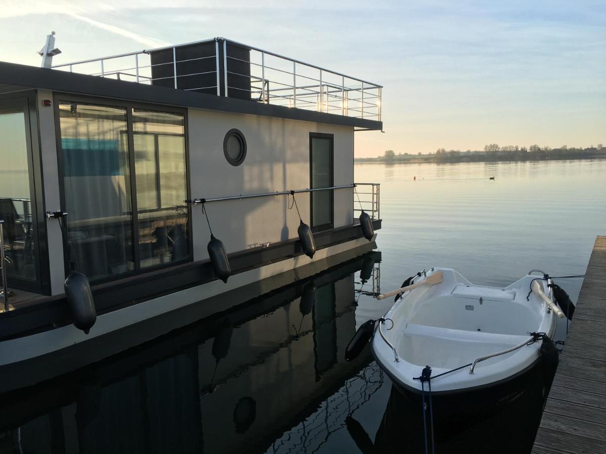 Modernes Festliegendes Hausboot Mit Grosszuegiger Dachterrasse Und Ruderboot Hotel เรอเบล ภายนอก รูปภาพ
