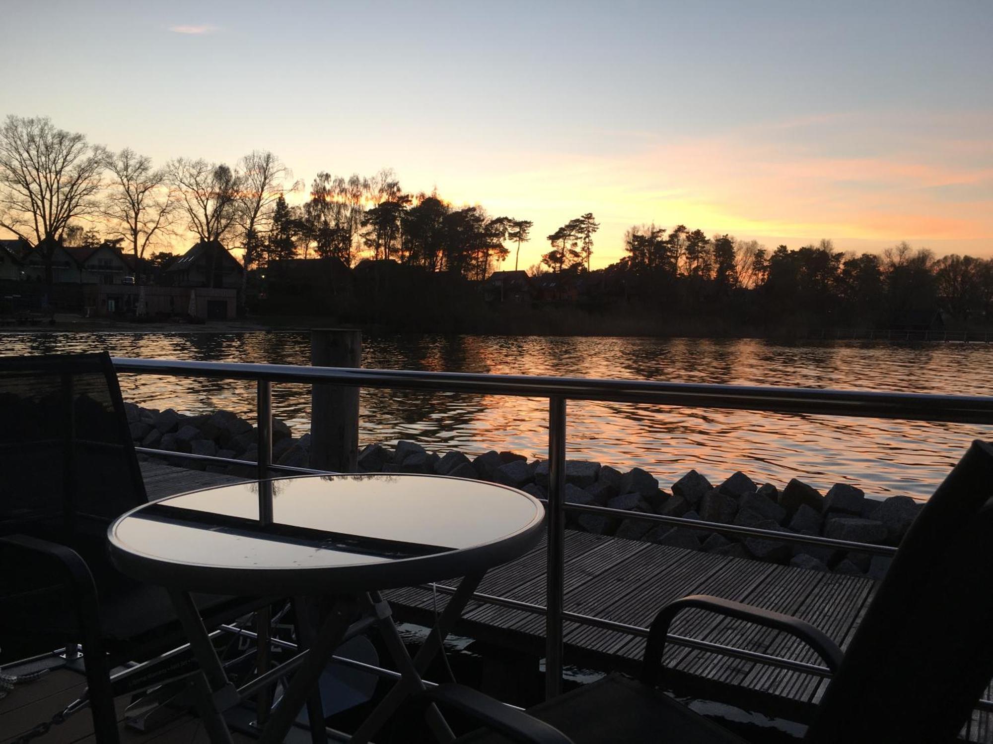 Modernes Festliegendes Hausboot Mit Grosszuegiger Dachterrasse Und Ruderboot Hotel เรอเบล ภายนอก รูปภาพ