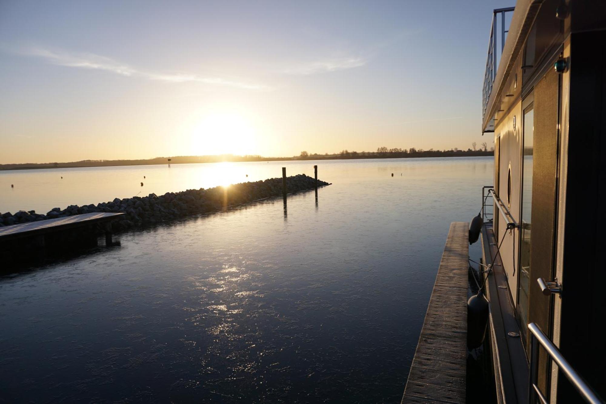 Modernes Festliegendes Hausboot Mit Grosszuegiger Dachterrasse Und Ruderboot Hotel เรอเบล ภายนอก รูปภาพ