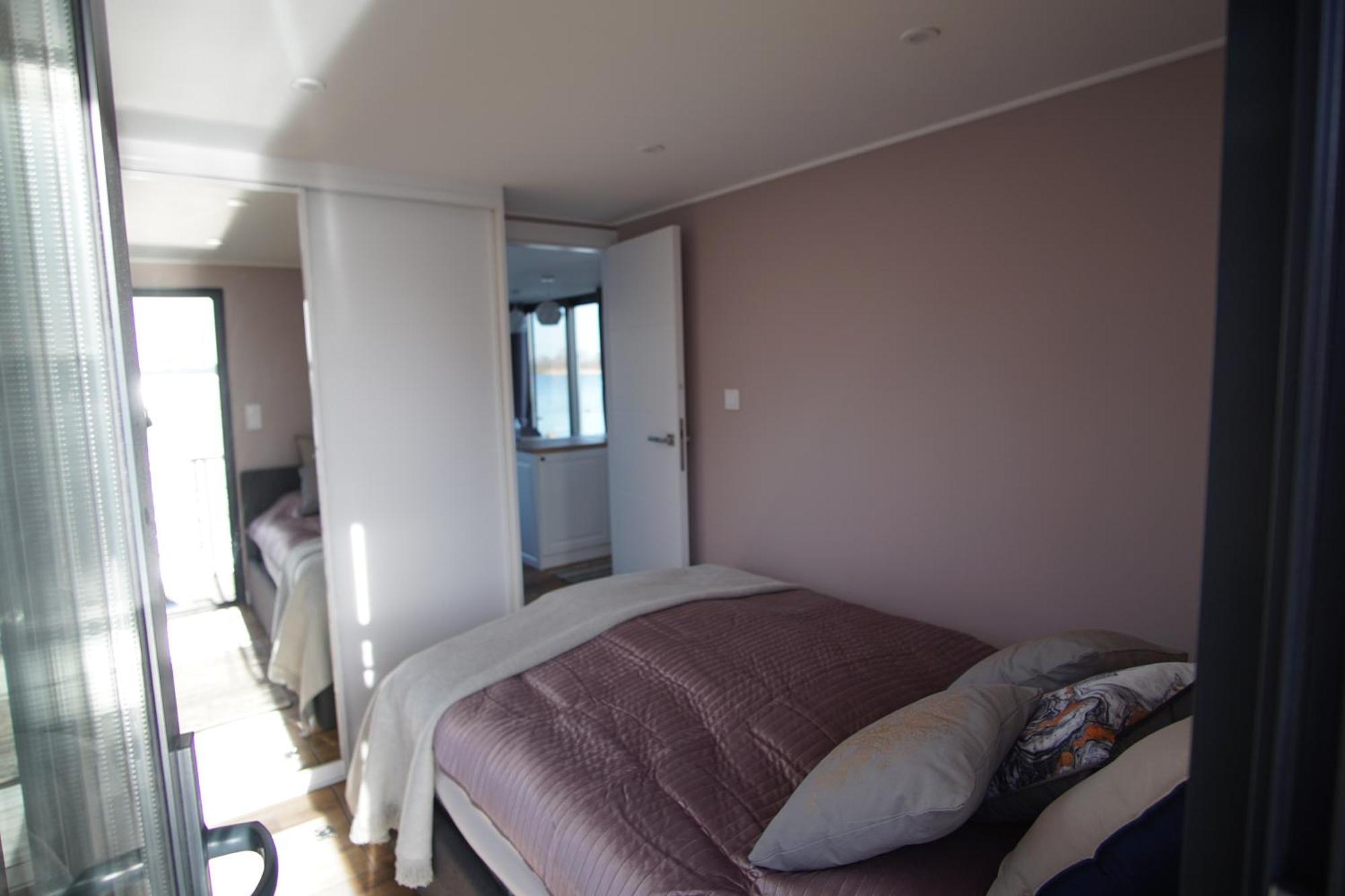 Modernes Festliegendes Hausboot Mit Grosszuegiger Dachterrasse Und Ruderboot Hotel เรอเบล ภายนอก รูปภาพ
