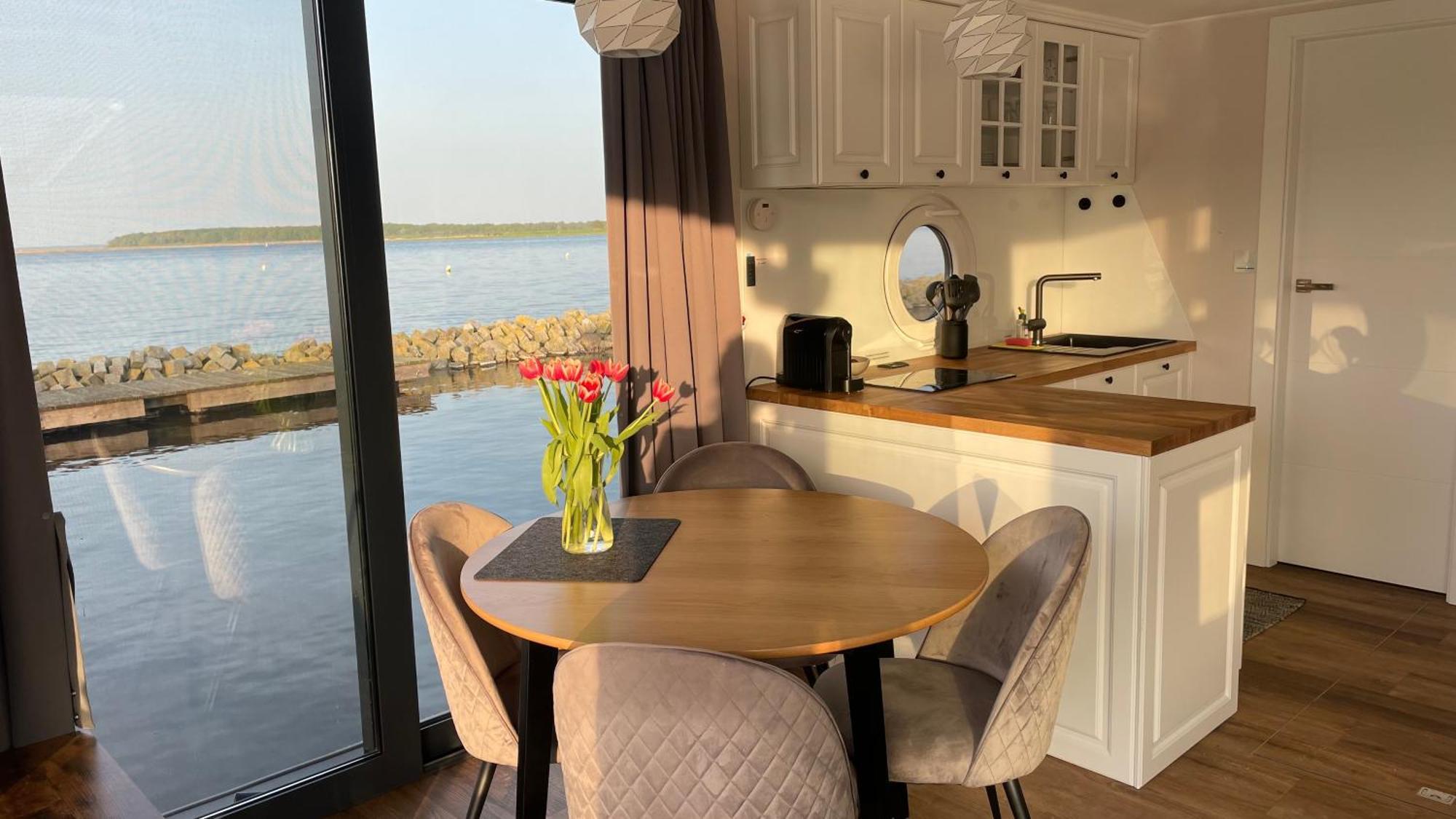 Modernes Festliegendes Hausboot Mit Grosszuegiger Dachterrasse Und Ruderboot Hotel เรอเบล ภายนอก รูปภาพ