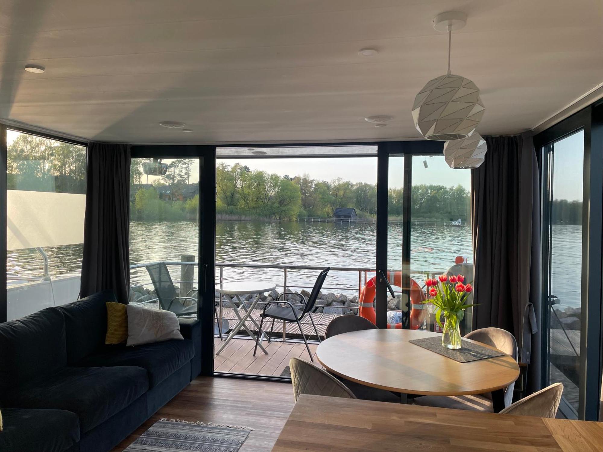 Modernes Festliegendes Hausboot Mit Grosszuegiger Dachterrasse Und Ruderboot Hotel เรอเบล ภายนอก รูปภาพ